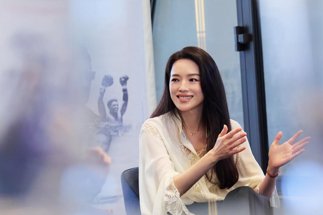 被外界貼上「頂客族」標籤多年，舒淇這次明確否認：「不是不想，一直都想，只是一直沒有。」2016年結婚後，她曾為了備孕停工整整一年，調養身體、減少工作壓力，希望能在最佳狀態迎接新生命。然而，努力不一定能換來結果。即便休息、調理、檢查都做了，懷孕仍沒有好消息，讓她逐漸意識到「生育從來不是靠努力」。隨著年齡增加，自然受孕的機率下降，她坦言現在已不再強求，只能用「隨緣」形容心境。