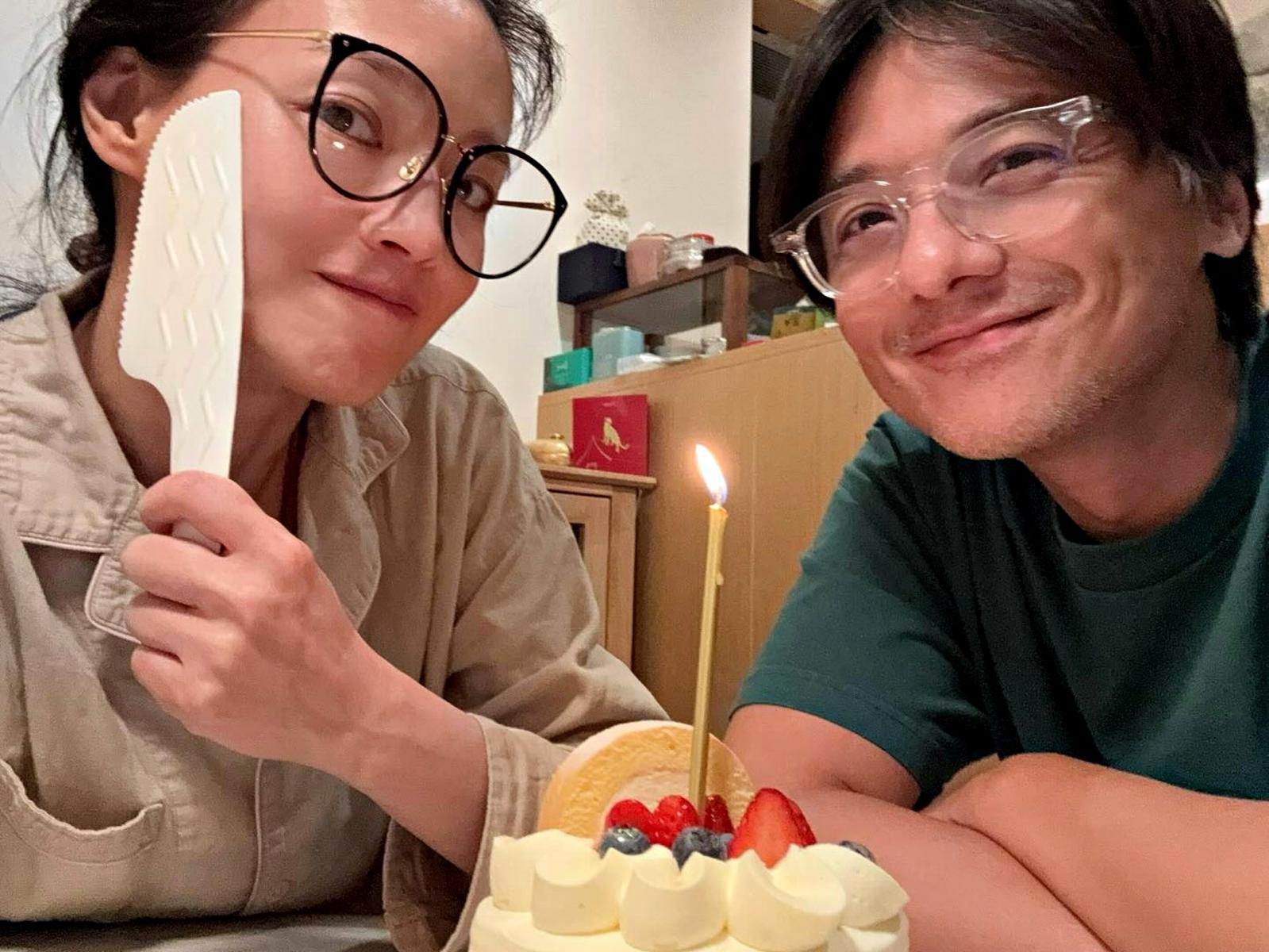 多年來，「是馮德倫不想生」這句流言不斷發酵，甚至被拿來揣測兩人的婚姻關係。舒淇在訪談中替丈夫澄清：「他從來沒有說要當頂客族，也沒有逼我。」她強調兩人對「沒有小孩」這件事早已有成熟共識，不會因此動搖感情。外界常以傳統框架看待婚姻，但舒淇卻用自身經驗告訴大家：婚姻不一定需要孩子才能完整。她形容兩人相處像「兩個長不大的孩子」，沒有生子的壓力反而讓關係更自在。