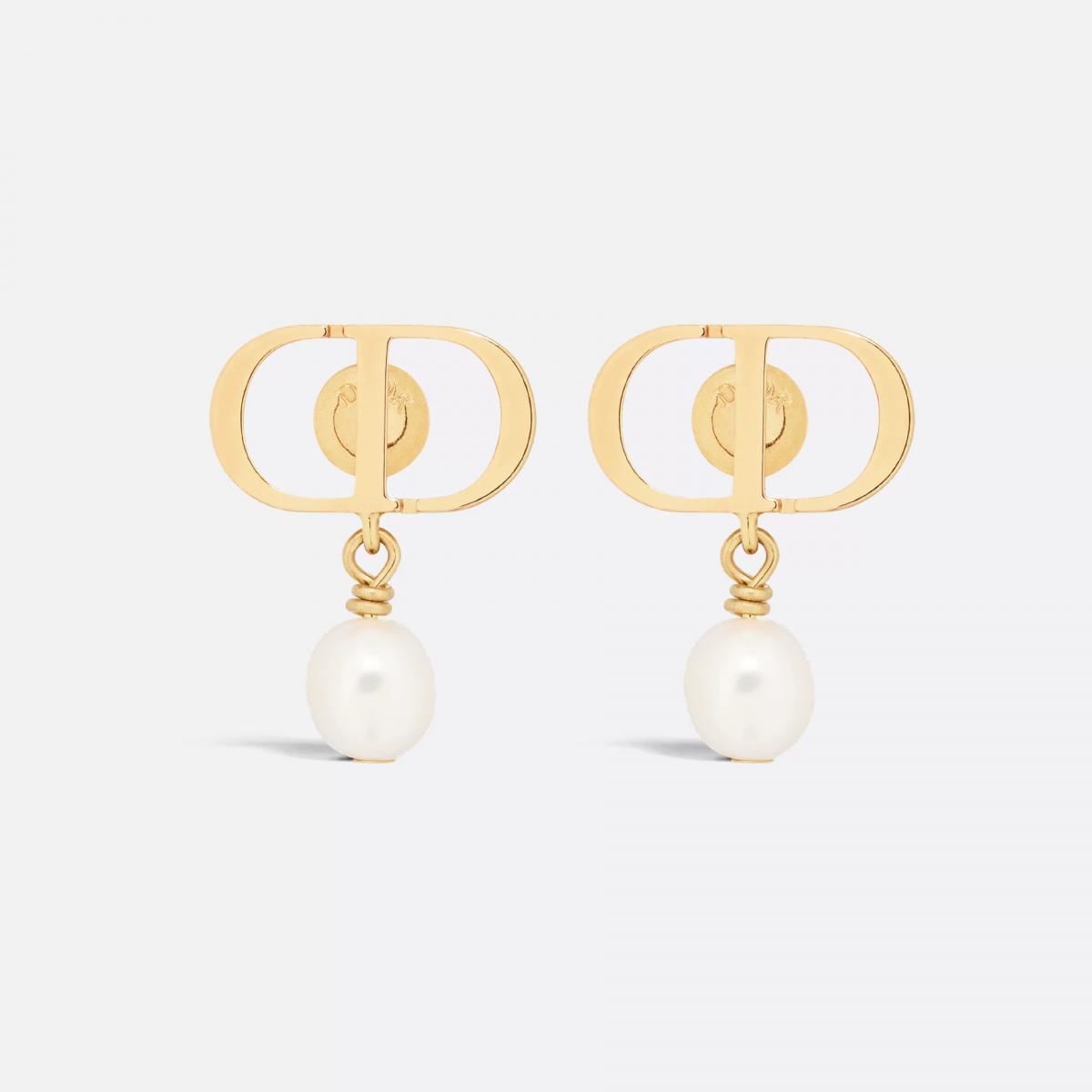 Petit CD 是 Dior 近年極受歡迎的入門系列,原因很簡單——它夠輕、夠百搭、夠日常,也足夠優雅。金色 CD 標誌框住輕盈線條,一顆白色樹脂珍珠以微晃的方式垂落耳畔,如呼吸般帶著細緻光芒。這對耳環尤其適合不喜歡太浮誇、卻又希望造型看起來「有打扮」的人。無論搭西裝外套、小黑裙,或是一般上班穿著,它都能自然融入並提升整體質感。