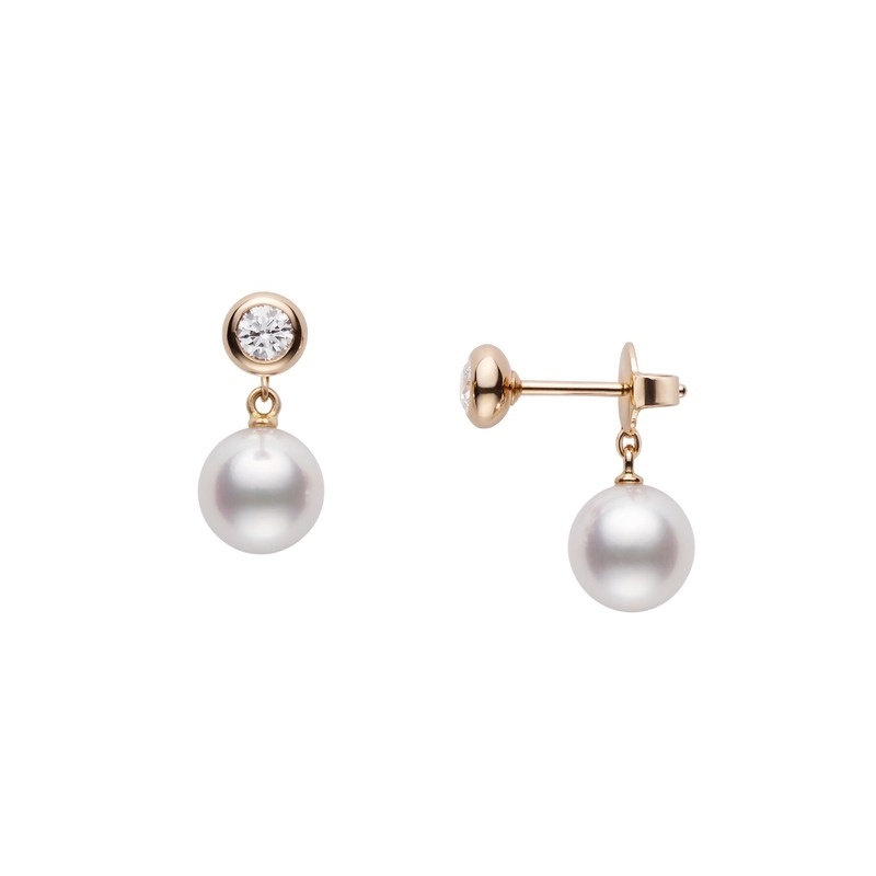 說到珍珠,不能不提 Mikimoto。這款以18K粉紅金打造的耳環,以一顆約7.5mm的 Akoya 阿古屋珍珠搭配鑽石,不浮誇卻非常貴氣。粉紅金襯托出珍珠的清亮,宛如在耳邊凝住一滴月光。上方小鑽如星光點點,為整體多添一絲輕奢華。無論正式場合或日常通勤,它都能展現耐看質感,是非常值得投資的一款。