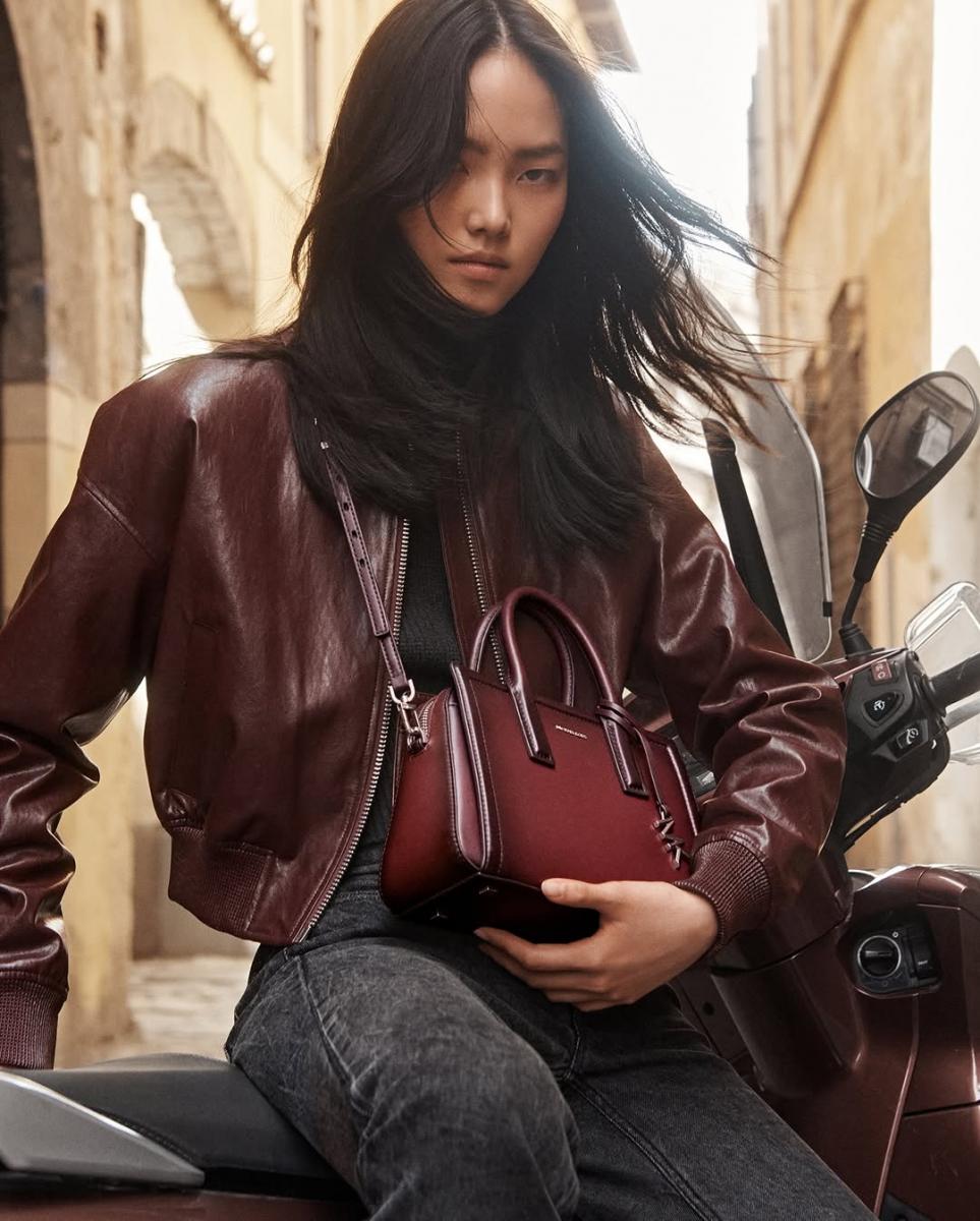 在全球奢侈品市場增速放緩之際，如何激起消費者的購買慾望，成為每個品牌面臨的核心課題。對此，Michael Kors 執行長 John D. Idol（約翰·D·艾鐸）表示：「我們一方面要確保推出的商品符合當前趨勢，一方面也要契合品牌創辦人（Michael Kors）的風格定位。以更具現代感的視角打造出眾單品，讓消費者產生強烈共鳴。」他對今年的品牌表現充滿期待。