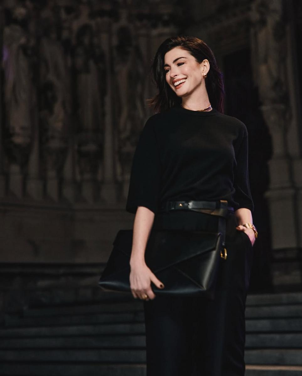 執行長 John D. Idol 除了證實 Michael Kors 出現營收回穩的趨勢外，也指出 Capri 集團旗下品牌正進行重組。今年初，集團以 13.75 億美元（約 428 億新台幣）出售 Versace 相關子公司。目前 Capri 將專注於旗下兩大核心品牌 Michael Kors 和 Jimmy Choo。「從長遠來看，我們對這兩個品牌的可持續增長潛力保持樂觀態度，並為公司來年的營收增長奠定基礎。」