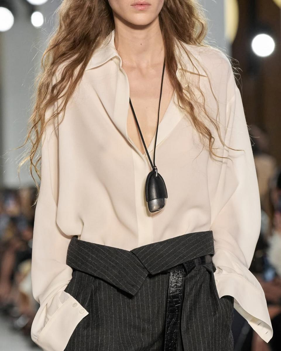 有一段時間，Michael Kors 被定位為「可負擔的奢侈品」。礙於庫存壓力及全球消費市場競爭激烈，品牌不得不採取「折扣」策略。然而自今年初起，Michael Kors 開始正視此問題，逐步減少折扣，同時提升手袋與皮件產品比重，更加重視商品質感，並強化品牌的高端奢華定位。從最新一季財報中不難看出，這項策略已見成效，品牌影響力開始發酵。