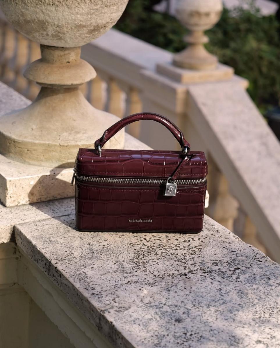 有一段時間，Michael Kors 被定位為「可負擔的奢侈品」。礙於庫存壓力及全球消費市場競爭激烈，品牌不得不採取「折扣」策略。然而自今年初起，Michael Kors 開始正視此問題，逐步減少折扣，同時提升手袋與皮件產品比重，更加重視商品質感，並強化品牌的高端奢華定位。從最新一季財報中不難看出，這項策略已見成效，品牌影響力開始發酵。