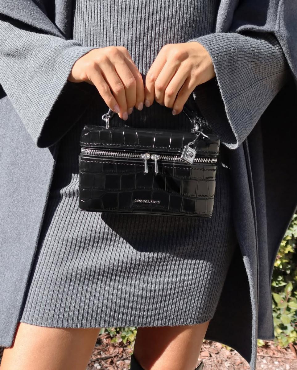 執行長 John D. Idol 除了證實 Michael Kors 出現營收回穩的趨勢外，也指出 Capri 集團旗下品牌正進行重組。今年初，集團以 13.75 億美元（約 428 億新台幣）出售 Versace 相關子公司。目前 Capri 將專注於旗下兩大核心品牌 Michael Kors 和 Jimmy Choo。「從長遠來看，我們對這兩個品牌的可持續增長潛力保持樂觀態度，並為公司來年的營收增長奠定基礎。」