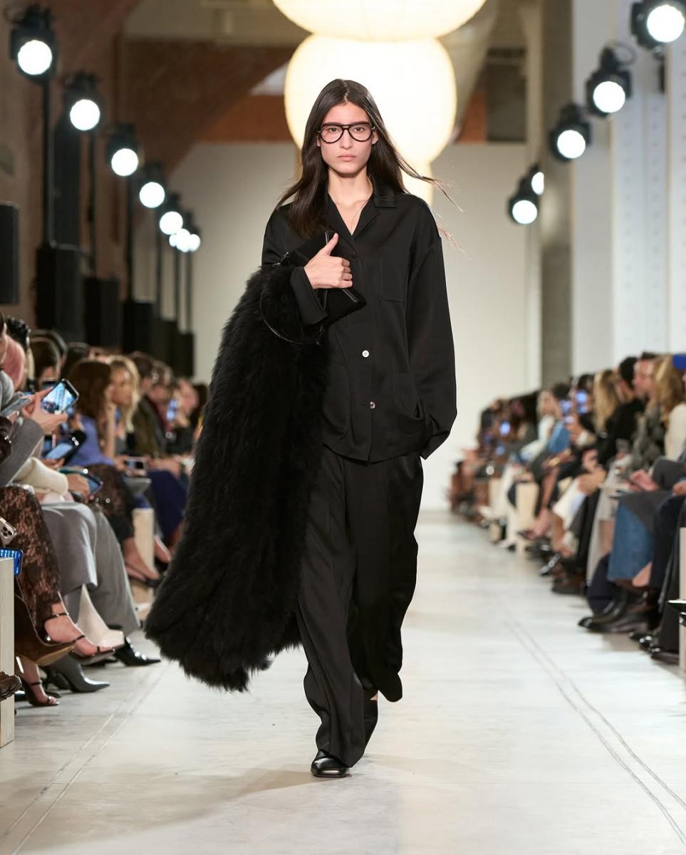 根據 Capri 集團公布的最新一季財報（截至 9 月 27 日止，共計三個月），集團整體營收達 8.6 億美元（約 266 億新台幣）。財報顯示，旗下品牌 Michael Kors 的業務出現回穩跡象。過去三個月，該單一品牌在全球締造的營收為 7.3 億美元（約 225 億新台幣），營業利潤達 7,300 萬美元（約 23 億新台幣），也意味著在這段時間內，其轉型策略已開始奏效。