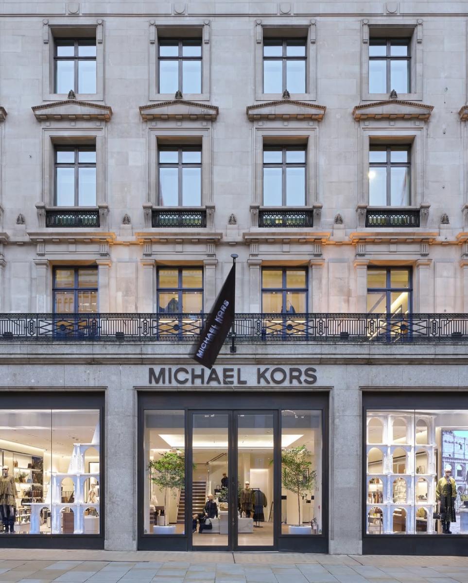 在奢侈品市場增速放緩的 2025 年，Michael Kors 在母公司 Capri 最新一季報中，交出意外亮眼的成績，顯示品牌轉型策略已逐漸奏效。隨著折扣比重下降、奢華定位重塑，以及產品線調整得更具質感與高端調性，Michael Kors 的營收與獲利同步回穩，成為今年最受關注的美國時尚品牌之一，它到底做對了什麼？