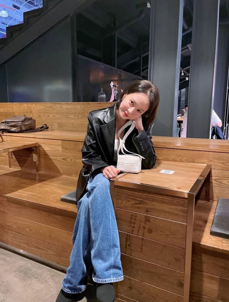 這套造型走的是乾淨俐落的都會休閒風，以一件光澤感皮革外套作為主視覺，版型挺、肩線清楚，穿上就能拉出帥氣輪廓。