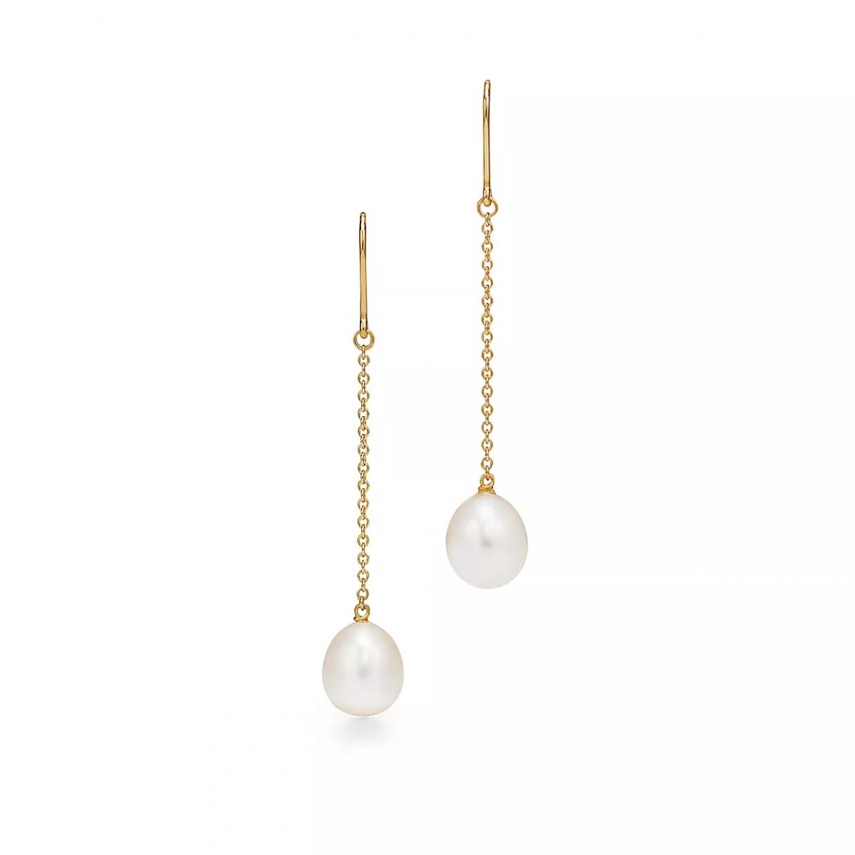 Elsa Peretti 的設計一直強調「女性的自然律動」,這款 Pearls by the Yard 鏈形耳環則是最能代表她的作品之一。兩顆淡水珍珠隨著細鏈輕輕擺動,像是為耳邊寫下柔軟筆劃。18K金的細膩光澤讓整體看起來更顯高級,卻又不會過於隆重。它特別適合喜歡簡潔風格的人,尤其當你綁起馬尾、露出頸線時,這對耳環會讓整體氣質優雅加倍。
