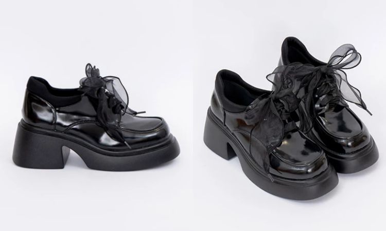 這雙帶點高跟的樂福鞋款式，以亮面漆皮勾勒出俐落輪廓，卻在鞋帶處加入輕柔的雪紗蝴蝶結，讓酷帥與浪漫元素結合。