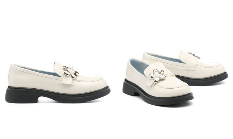 這雙樂福鞋中央以銀色小花與珍珠錯落點綴，彷彿在鞋面上綻放的小型飾品，讓整體更具存在感。