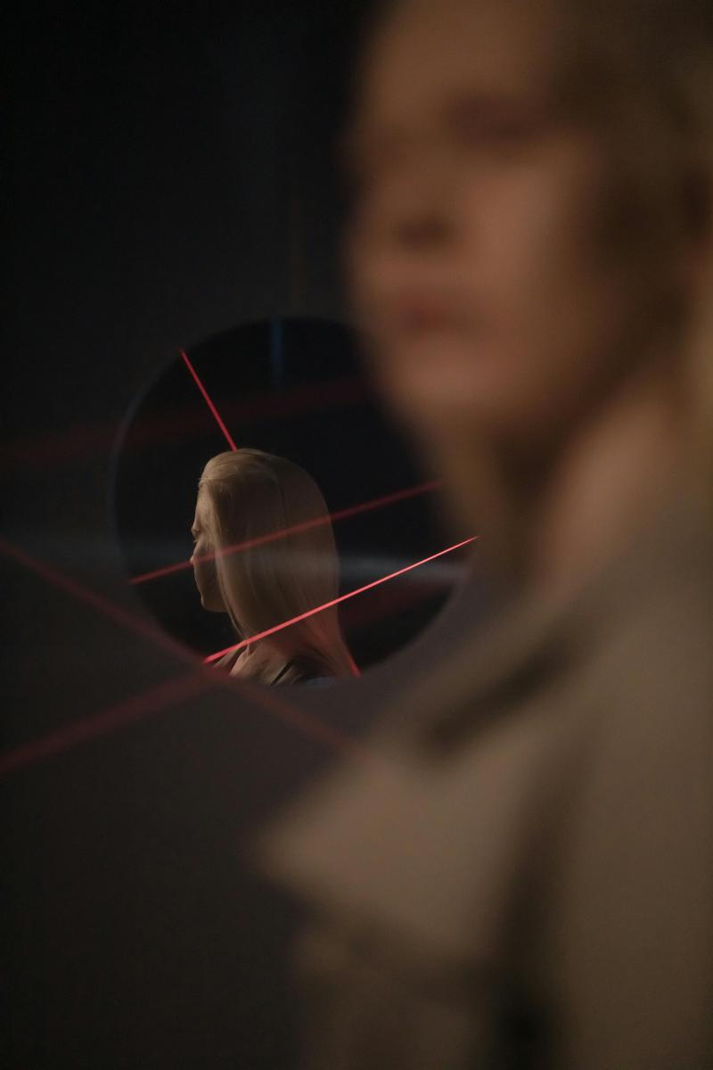 同理心強並不是錯，錯的是沒有界線。心理學家亨利克勞德（Henry Cloud）指出，界線不清的人最容易吸引自戀型人格（Narcissistic Personality Disorder，NPD）與索取者。不是因為他們天生軟弱，而是因為索取者擅長判斷哪種人「不會拒絕」，例如：總是替別人收尾的同事、感情裡願意無條件付出的伴侶、朋友群中願意當情緒垃圾桶的人。對善良的人來說，付出是自然反應；但對毫無同理心之人來說，這些付出被視為「還可以再索取一點」。於是關係變得越來越單向，一方付出、一方享受；一方心累、一方不覺得有問題。缺少界線的善良，就會變成吸引錯誤對象的磁鐵。