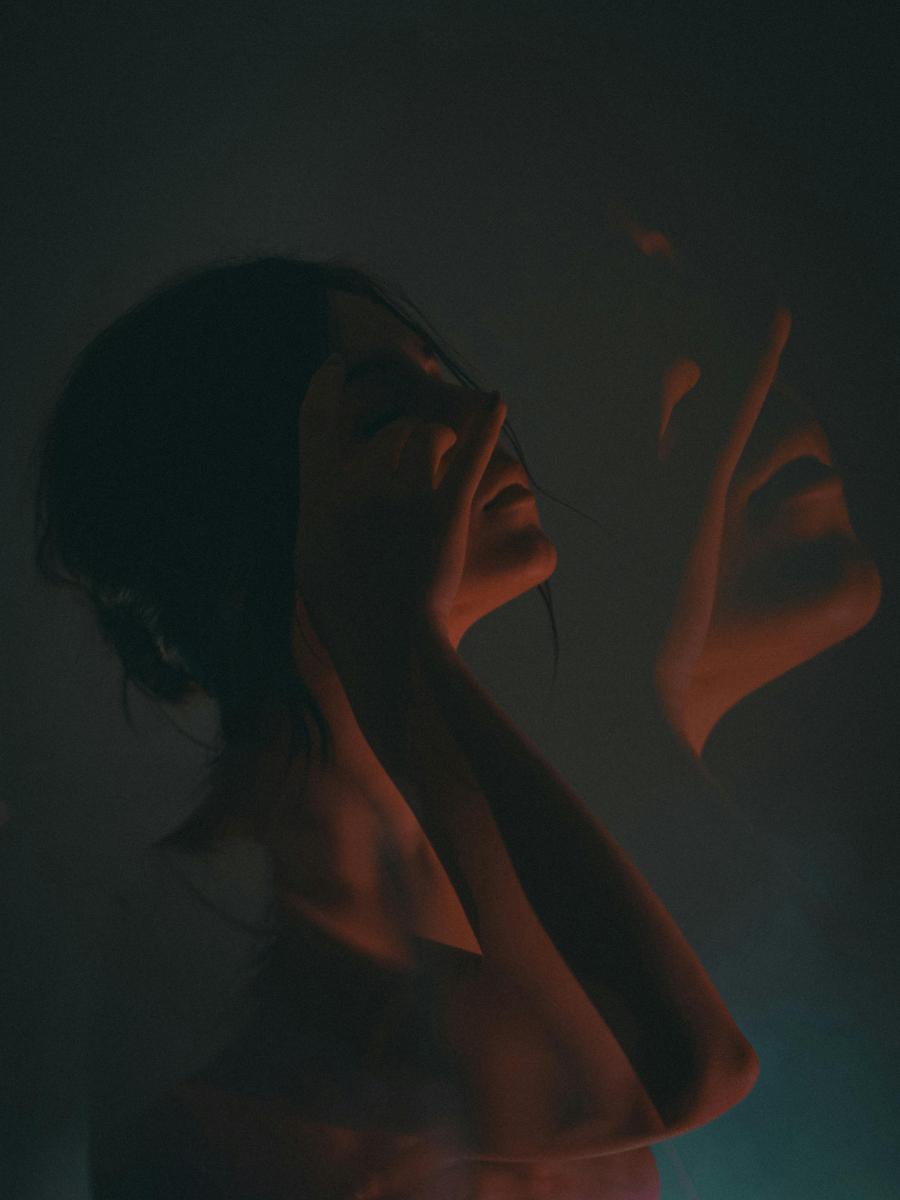 高度同理心的人最突出的特質，就是能替別人找理由。他們會說：「他最近壓力大」、「他不是故意的」、「他只是需要被理解」。心理學稱這種現象為關係中的「認知再框架」（Cognitive Reframing），本意是正向工具，但用在錯的人身上，反而會讓受傷的人一再原諒、不停讓步。研究指出，高度同理心者在面對負面互動時，大腦確實更容易啟動「理解動機」而非「保護動機」——換句話說，他們會先想到對方的感受，而不是自己的界線。久而久之，傷害他們的人反而覺得「你應該懂我」、「你本來就要體諒我」，形成讓體貼者默默承擔後果的失衡關係。