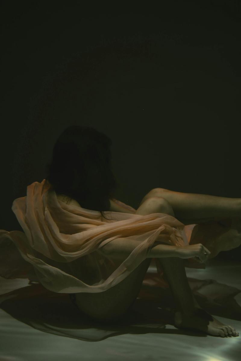 體貼的人很擅長察覺他人的需求，但同時也最容易忽略自己的需求。心理學將這稱作 「過度共感」（Hyper-Empathy）——給得太快、太多、太自動，以至於自己沒有機會停下來問：「我現在的感受是什麼？」研究顯示，高共感者在群體中更容易承擔額外工作，即使心裡不願意，也會避免拒絕，因為拒絕對他們而言等於「造成別人不舒服」。於是他們經常默默把委屈吞下、把需求藏起來、把不滿藏在笑臉底下。問題是，當一個人從不提出需求，外界也會自然假設「你不需要被在意」、「你很好相處」、「你可以再多給一點吧？」這也是為什麼越體貼的人越容易被誤以為不需要被呵護。