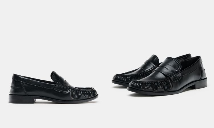 平底樂福鞋別有一番風味，以柔軟皮革打造鞋身周圍的細緻褶皺成為視覺亮點，增添手工質感。寬版絆帶穩住上腳線條，圓頭設計則帶來更高的包覆度與舒適感。