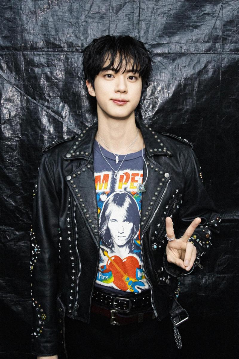 若要說近期男團時尚代表，BTS 成員 Jin 絕對榜上有名。日前，他在個人演唱會《#RUNSEOKJIN_EP.TOUR》安可場上，以法國珠寶品牌 Fred 一條全新「Chance Infinie」系列白金鑲鑽項鍊吸引全場目光。而私下，Jin 也經常在社群分享他的日常穿搭，T-shirt、背心、襯衫皆能靠一條項鍊點亮氣場，像是把「微奢時尚」玩得最純熟的示範者。這股「項鍊穿搭學」也悄悄延燒到亞洲潮流圈——圓形吊墜因為造型簡潔、象徵圓滿與循環，成為最百搭的日常珠寶之一。以下，編輯精選了13款精品圓形吊墜項鍊，涵蓋高級珠寶到入門款，中性設計摩登百搭，總有一款會深得你心。