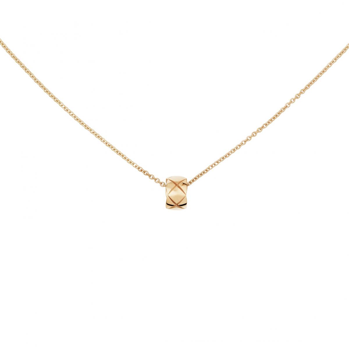 Coco Crush 的菱格紋是 Chanel 的靈魂符號之一，源自品牌1955年的經典皮件元素。18K Beige 米色金是品牌的獨家色澤，帶點柔霧奶茶色，比玫瑰金更中性、更柔軟。吊墜本身雖不大，但因為刻紋立體、線條清晰，戴起來格外有質感，像是一顆迷你雕塑掛在胸前。這款很適合「低調卻想帶點酷」的人，不需要大鑽石，也能展現品味；疊戴更好看，一條短鍊搭長鍊，立刻有巴黎女人的灑脫氣息。它不是最奢華的珠寶，但那份簡單中的高級，非常上癮。