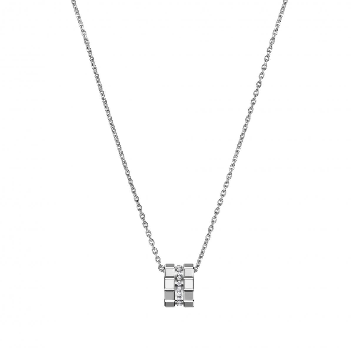 如果說珠寶也能是「極簡派」，那 Ice Cube 絕對是代表作之一。靈感來自小小的立方體冰塊，線條俐落、反射清亮，每一個切面都像是鏡子般捕捉光線。這款全白金鑽石的版本乾淨、冷冽、又極具質感，戴上就有種「斯堪地那維亞式」的時尚氛圍。很適合搭配白襯衫、西裝外套或全黑造型，是「什麼都不說但質感滿分」的那種珠寶。如果你喜歡乾淨、極簡、甚至有點酷的風格，Ice Cube 會是完美答案。