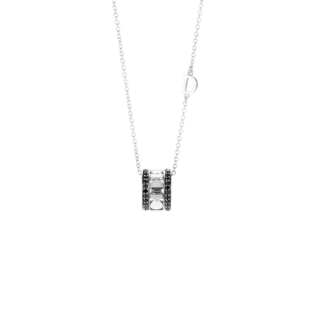 若你喜歡帶點電影感、神秘感的珠寶，Belle Époque Reel 是必看系列。靈感來自電影膠片的數位捲軸，中央可輕微旋轉的設計，是整個系列最迷人的巧思。白金搭配罕見黑鑽，呈現高質感的冷峻氛圍。圓形與矩形互相嵌套的結構，就像把電影的光影語言戴在胸前，有種靜止中的流動感。穿皮衣、黑大衣、Oversize 外套都好看，是很有態度的一款。