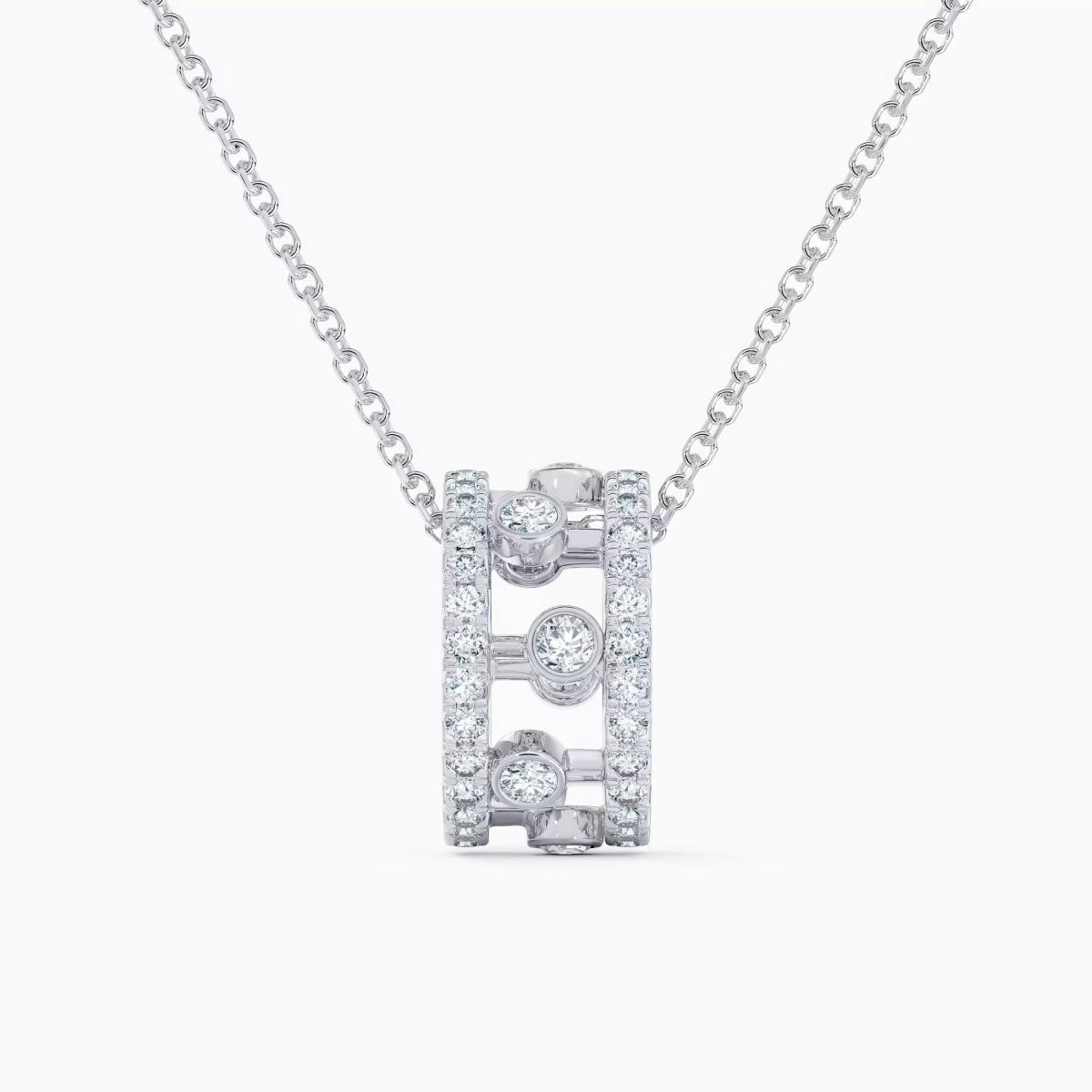 Dewdrop 的美，在於那顆顆彷彿晨露的包鑲鑽石。外圈兩排明亮式鑽石，加上中心漂浮感鑽石，整體亮度非常高卻仍保有柔和氣質。可調鍊長度的設計也很貼心，39、42、45公分皆可調整，無論是高領、低領、或疊戴都能完美配合。De Beers 的鑽石甄選本來就近乎苛刻，因此戴上它時的那份光芒，不用多說就會被看見，非常適合優雅且精緻的你。