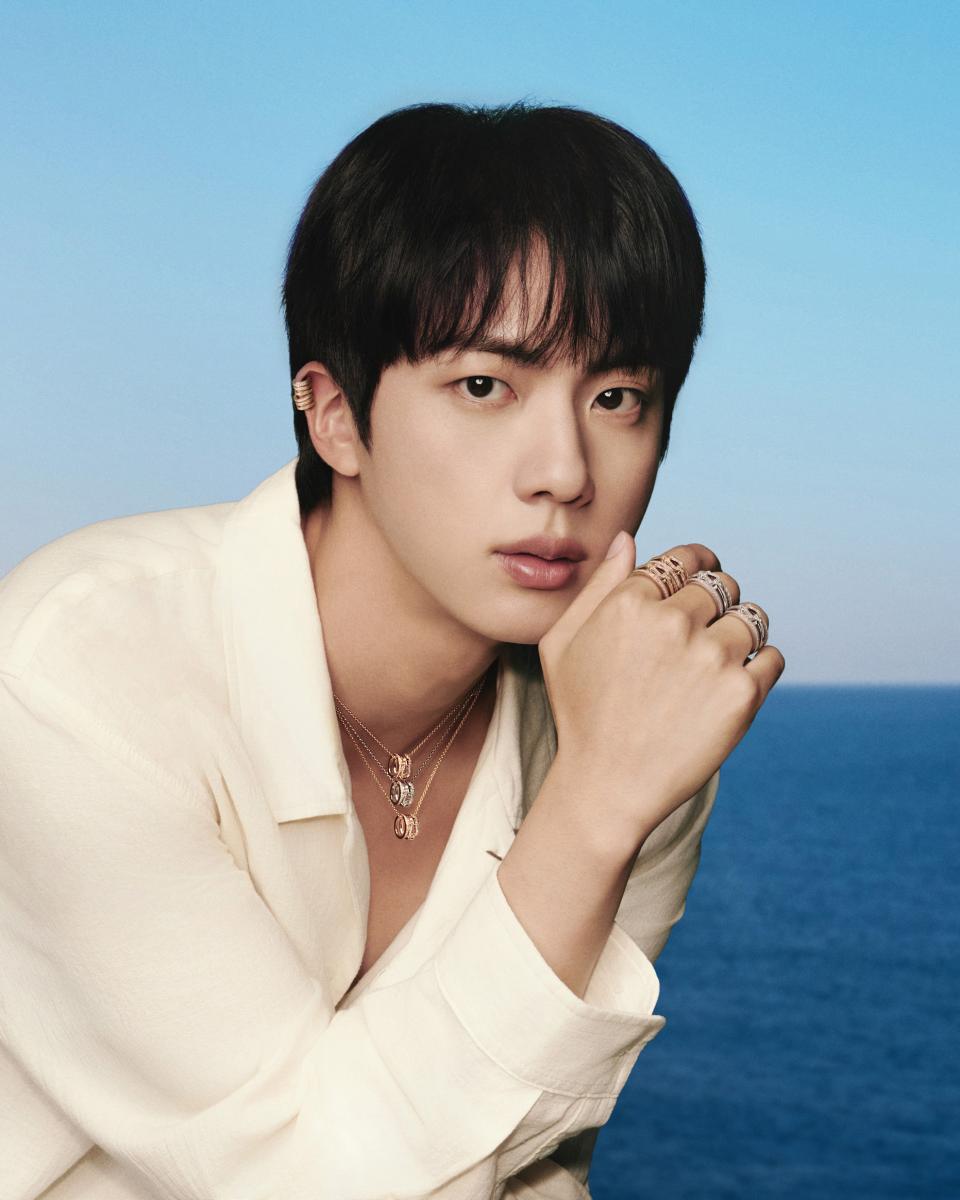 若要說近期男團時尚代表，BTS 成員 Jin 絕對榜上有名。日前，他在個人演唱會《#RUNSEOKJIN_EP.TOUR》安可場上，以法國珠寶品牌 Fred 一條全新「Chance Infinie」系列白金鑲鑽項鍊吸引全場目光。而私下，Jin 也經常在社群分享他的日常穿搭，T-shirt、背心、襯衫皆能靠一條項鍊點亮氣場，像是把「微奢時尚」玩得最純熟的示範者。這股「項鍊穿搭學」也悄悄延燒到亞洲潮流圈——圓形吊墜因為造型簡潔、象徵圓滿與循環，成為最百搭的日常珠寶之一。以下，編輯精選了13款精品圓形吊墜項鍊，涵蓋高級珠寶到入門款，中性設計摩登百搭，總有一款會深得你心。