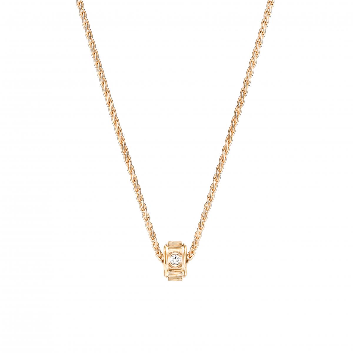 眾所周知，Possession 是伯爵最著名的「轉動」系列，象徵人生掌握在自己手中。Palace Décor 宮廷式刻紋讓整個吊墜像微縮版的金色雕刻，一顆小巧的鑽石被嵌在中心，低調卻非常迷人。這款項鍊的魅力在於，它雖是圓形，但表面不平滑，反而在不同角度反射出陽光般的微微光芒，就宛如在胸口跳動的暖色脈搏。若你喜歡穿針織衫、襯衫或任何柔軟布料，這款特別能帶出氣質。它不浮誇、也不張揚，是那種戴上後會被朋友問「你最近是不是變漂亮」的類型。