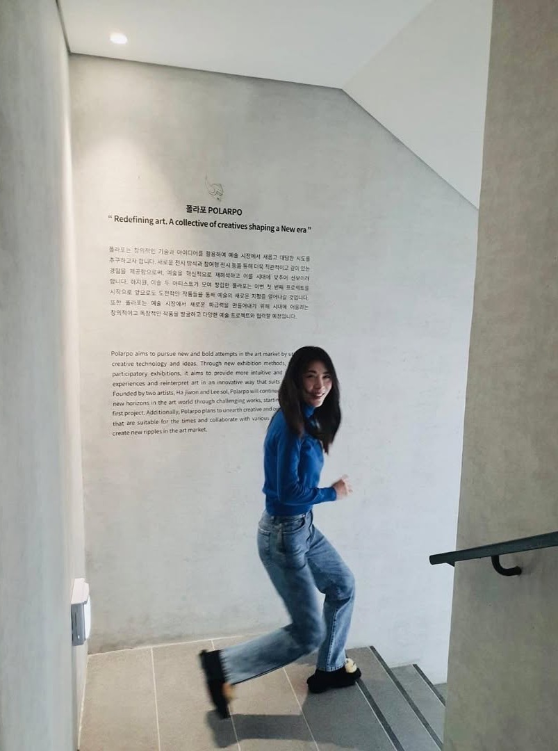 延續河智苑最愛的牛仔褲，這次她挑選的褲款為最基本的直筒褲型，並在上身以高領針織衫作為搭配