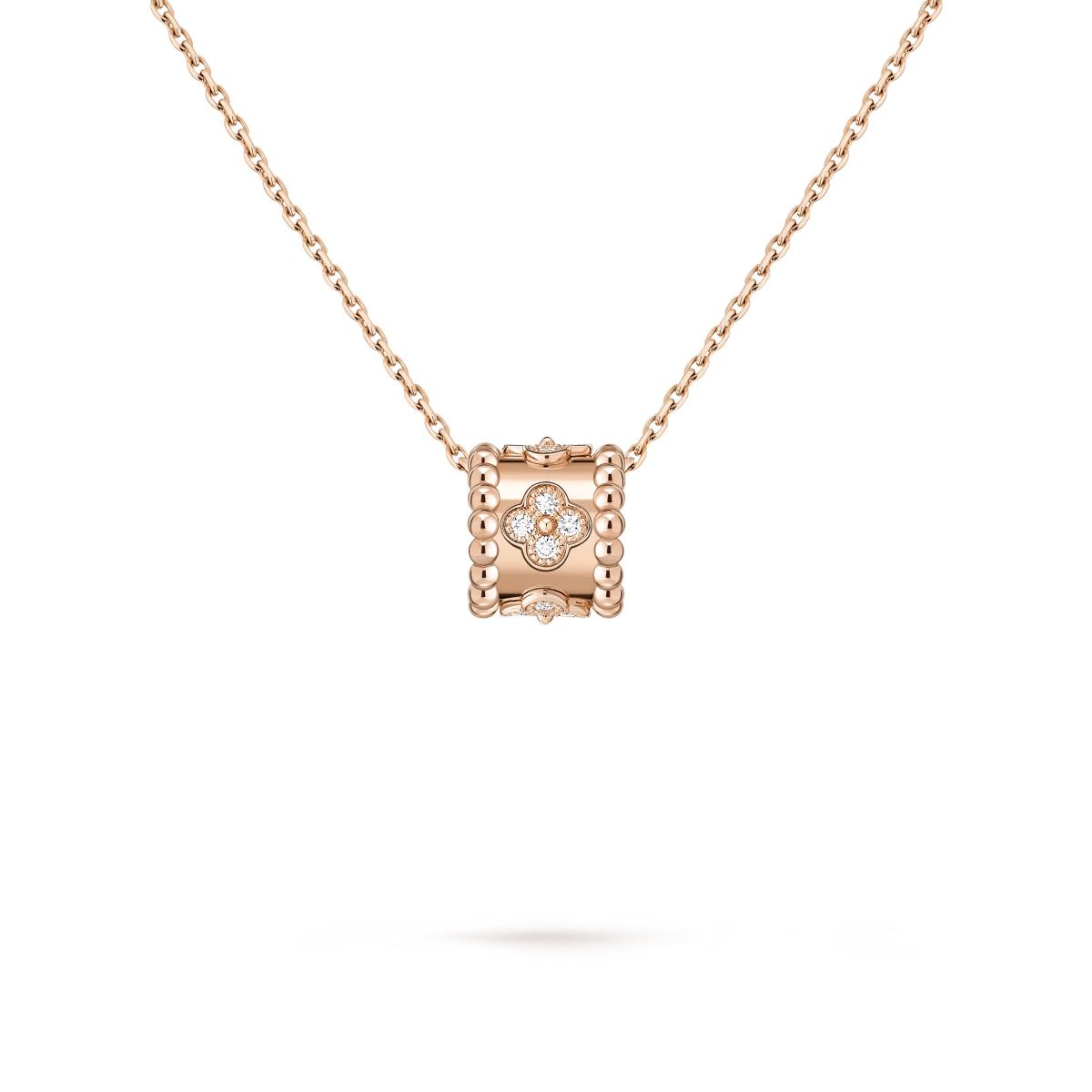 Perlée 系列的魅力，在於那一顆顆像金色氣泡般的圓珠。Clovers 吊墜則再加上一抹幸運符號——四葉圖騰，中央點綴一顆玫瑰金圓珠，周圍是一圈清透的圓鑽，像是把幸運封存進一個金色光環。雖然吊墜與鍊子需分開購入，但這也正是梵克雅寶迷戀的玩法：依照個人風格挑選喜歡的鏈條，做出最屬於自己的配比。Perlée Clovers 戴起來非常輕盈，適合走溫柔系、奶茶系穿搭的人，也能搭配正裝為整體增添一點「低調奢華」的閃爍。若你偏愛珠寶散發的小小儀式感，這款一定會讓你心動。