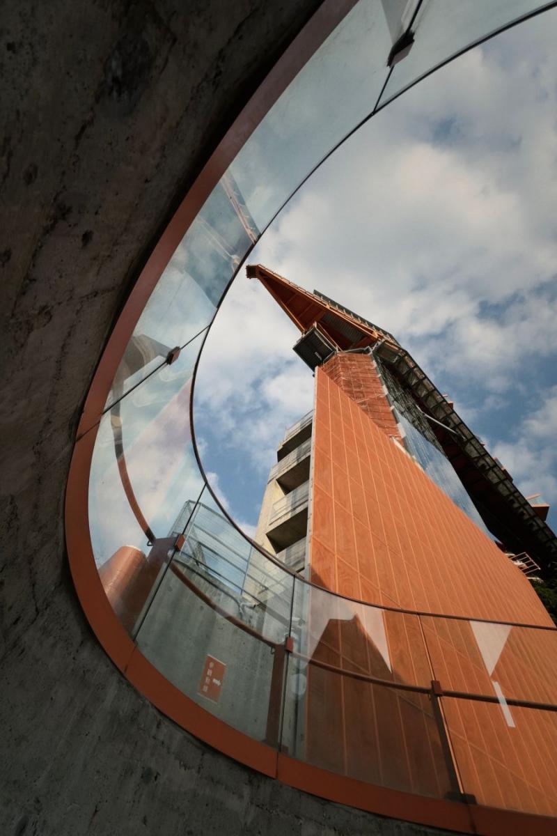 基隆塔作為「大基隆計畫」的亮點工程之一，由林右昌市長及其團隊推動。建築師以港灣大型吊車為象徵，提出垂直塔橋的構想，將希望之丘主普壇後方以立體動線連結至港區，使市民與遊客能在山海之間自由往返，重新縫合城市的重要地景軸線。此一設計不僅補足必要的公共交通連結，也以獨特姿態成為耀眼地標，成功帶動地方觀光能量與周邊商業活力。