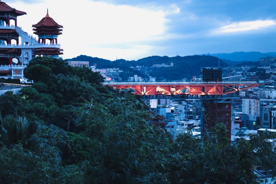 基隆塔作為「大基隆計畫」的亮點工程之一，由林右昌市長及其團隊推動。建築師以港灣大型吊車為象徵，提出垂直塔橋的構想，將希望之丘主普壇後方以立體動線連結至港區，使市民與遊客能在山海之間自由往返，重新縫合城市的重要地景軸線。此一設計不僅補足必要的公共交通連結，也以獨特姿態成為耀眼地標，成功帶動地方觀光能量與周邊商業活力。