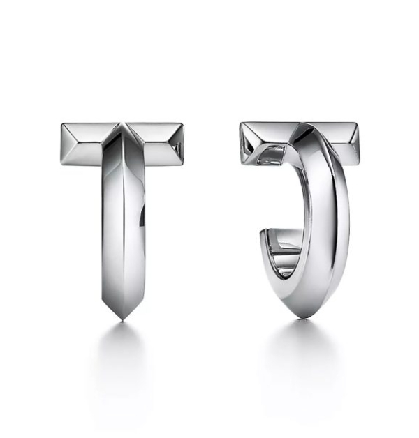 Tiffany 的「T1」18K 白金圈形耳環，是余詩曼在《新聞女王》中最常配戴、出鏡率最高的一對經典單品。簡約卻不失氣勢的線條設計，完美襯托她在劇中的幹練形象。