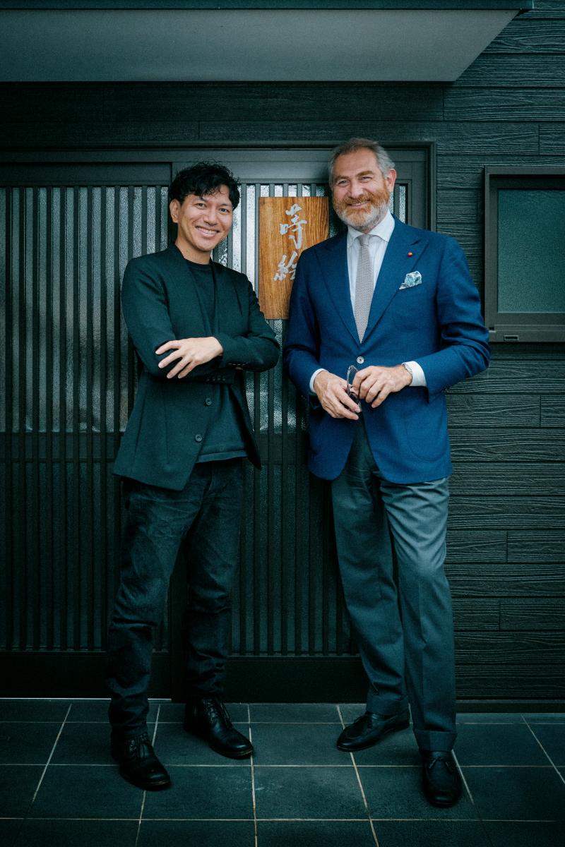 寶格麗設計總監 Fabrizio Buonamassa Stigliani 與日本漆藝大師淺井康宏（Yasuhiro Asai）的相遇，為今年全新的 Lvcea Notte di Luce 腕錶帶來了一個意想不到的「光語言」。義大利設計向來大膽、外放，講究色彩與線條的戲劇性；日本工藝則偏愛留白與靜默，善於捕捉細膩的自然光感。當兩者並置，便產生了一種如同「光影對話」般的效果。錶盤上閃爍的珍珠母貝碎片帶著東方的靈動，而玫瑰金、鑽石與建築感線條則是典型的羅馬風格，再搭配上瑞士精準機芯穩住整體架構，讓這款腕錶不僅是一件飾品，更像是跨越國界的藝術傑作，將義大利的陽光、日本的靜謐與瑞士的精準揉成一個共通的答案。戴上它，彷彿能同時感受到地中海的灼亮與京都工坊中那份深沉而專注的呼吸。