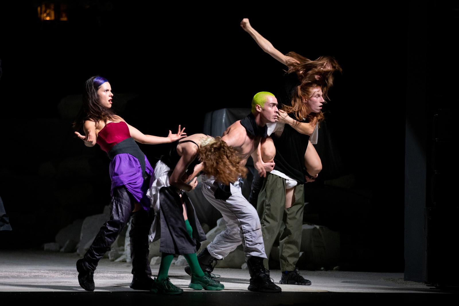  在開幕當日，則由法國前衛編舞團隊 （LA）HORDE 帶領馬賽國立芭蕾舞團，並與電子音樂製作人 Rone 合作，以震撼力十足的《崩世光景 Room with A View》揭開序幕。