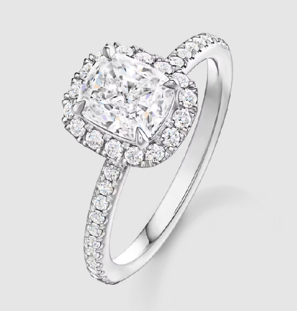 眾多女孩夢幻婚戒的天花板首選—Harry Winston。「The One」訂製婚戒系列的主鑽切割造型及克拉數,可依訂製者喜好而選,並搭配品牌標誌性的美鑽設計。