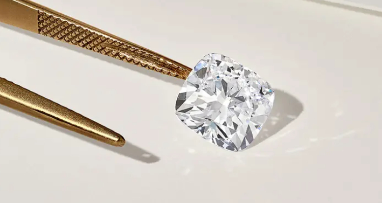 枕形鑽石（Cushion Cut Diamond）之所以得名，是因為其形狀像傳統的「小枕頭（cushion）」：四角略圓、外觀方中帶圓，線條柔和。