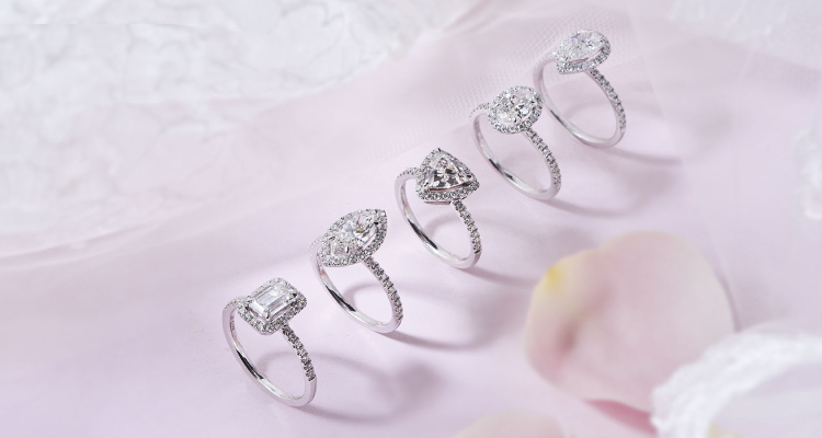 無論是被許多女性同胞奉為頂級婚戒天花板的Harry Winston、象徵夢想與浪漫的小藍盒Tiffany，再到設計華美的Cartier、皇室風範的Chaunet…以下是特別為待婚新人們精挑細選的7大枕形鑽戒款式清單，大家可以根據各自的預算、喜好與配戴風格作為入手參考。