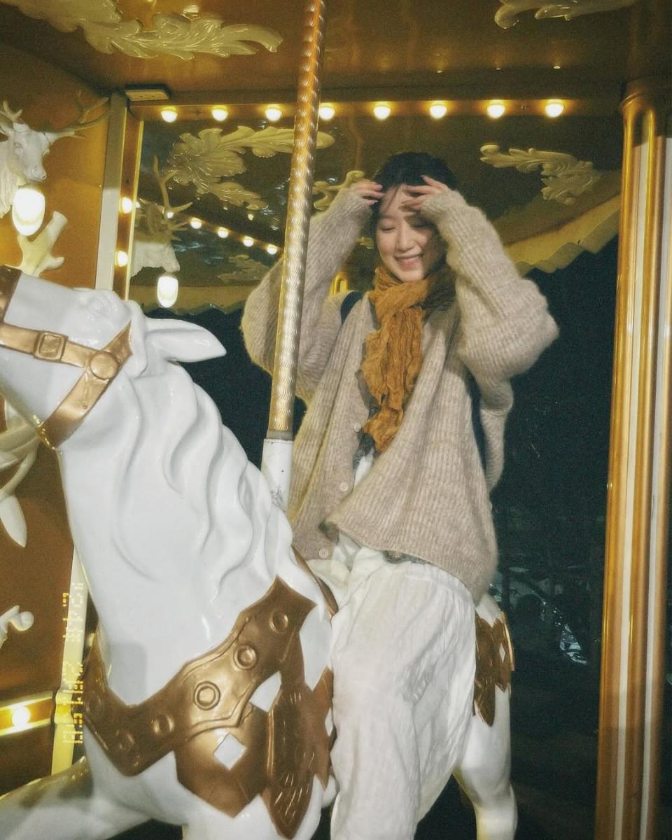 擁有雪白肌膚以及好身材的葉舒華，在開襟針織衫的選擇上，反差地運用 Oversize 的款式弱化身形優勢。