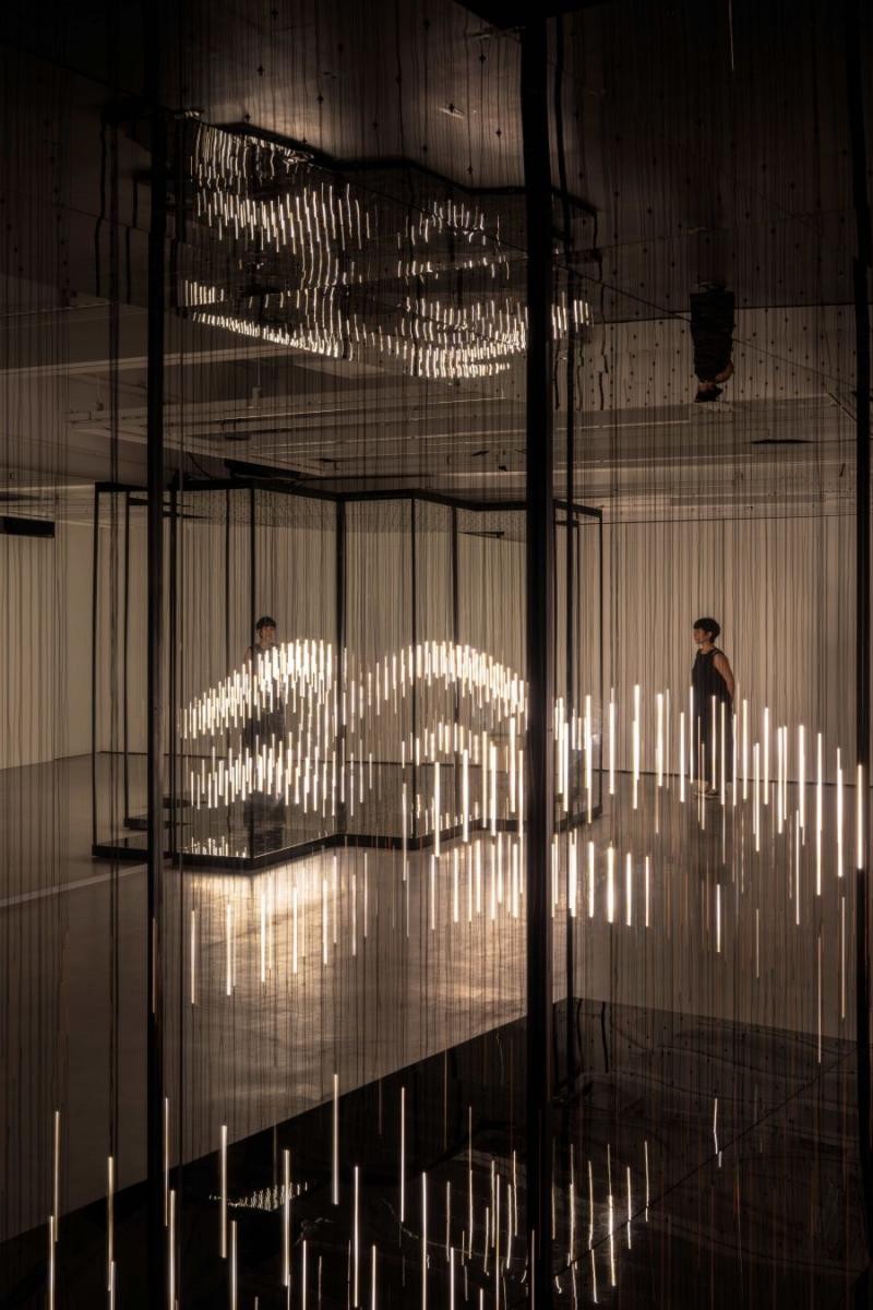 從絢麗明亮的展場一路走進寂靜的暗黑空間，何理互動以作品〈海境：回溯〉，將勤美術館戶外的氣候資料與人流數據作為素材，轉譯為流動的光影與聲音。光線隨氣候與人群移動而閃爍，聲音在空氣中震盪，如潮汐般呼吸，讓身體成為另一種藝術的「感知」媒介。不僅是一場新媒體藝術展，更是人與世界互動的思辨現場，值得你親自體驗。