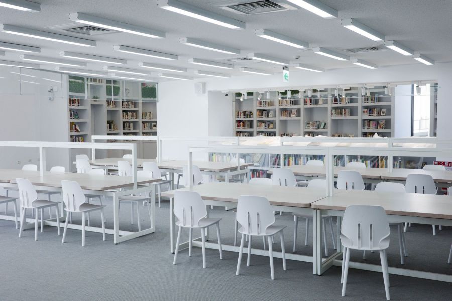 坐落於恆春鎮的「恆春文化中心」，迎來全台最南端店面「誠品書店」，而一旁的「民謠館」 2、3 樓規劃為圖書館。呼應建築外觀的船型造型，圖書館內部以仿船艙的圓弧高聳結構打造，可容納萬冊藏書的白色書牆成為視覺亮點，為恆春讀者提供嶄新而舒適的閱讀空間。館內包含親子閱讀區與自修空間，提供近 100 席閱讀座位，成為造訪恆春的另一個理由。