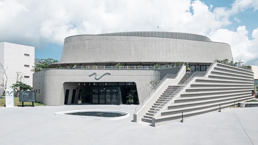 坐落於恆春鎮的「恆春文化中心」，迎來全台最南端店面「誠品書店」，而一旁的「民謠館」 2、3 樓規劃為圖書館。呼應建築外觀的船型造型，圖書館內部以仿船艙的圓弧高聳結構打造，可容納萬冊藏書的白色書牆成為視覺亮點，為恆春讀者提供嶄新而舒適的閱讀空間。館內包含親子閱讀區與自修空間，提供近 100 席閱讀座位，成為造訪恆春的另一個理由。