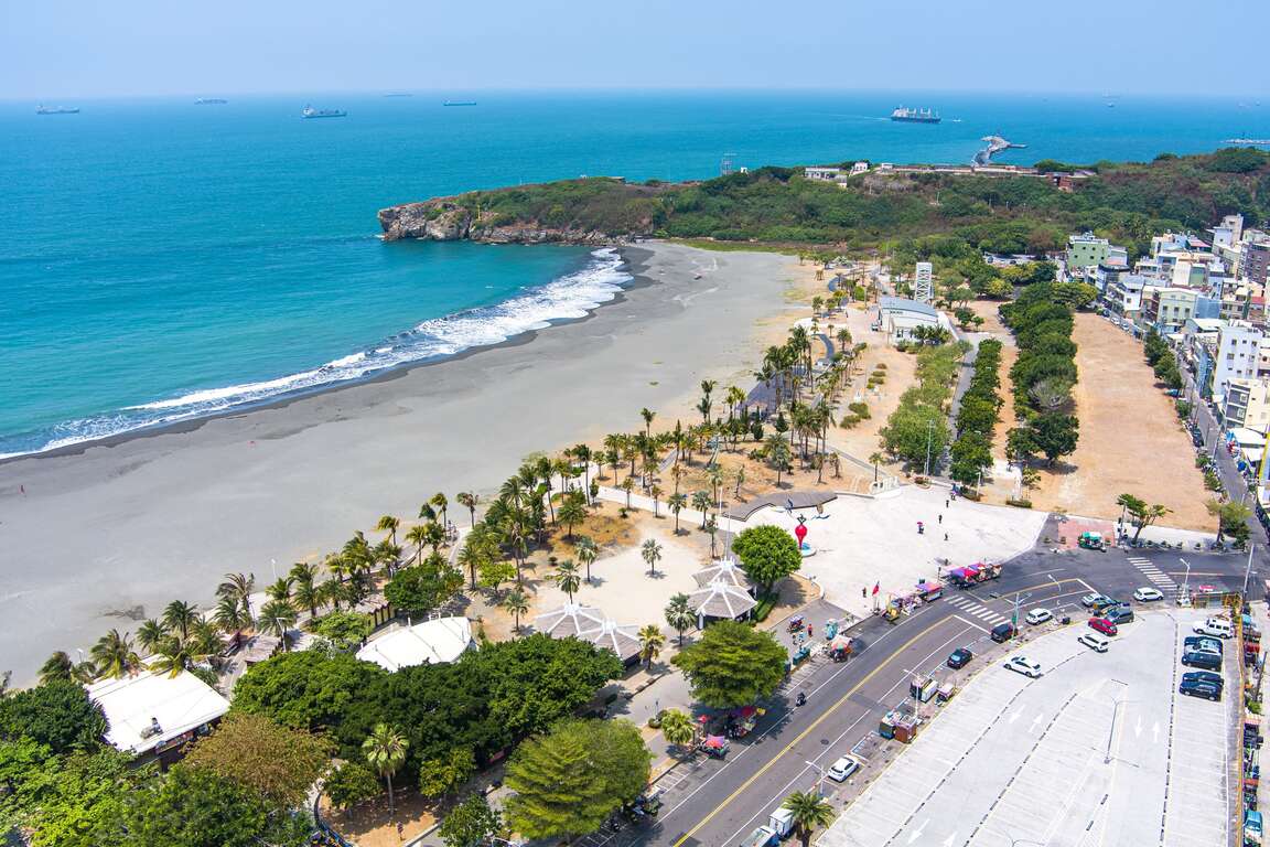 坐落於高雄市旗津區，旗津海水浴場因其綿延數公里的弧形海岸線與細軟沙質，成為高雄夏季的熱門景點之一。然而，部分設施年久失修，在高雄市政府觀光局推動下，迎來「灣區大港・旗津領航」計畫，旨在改建海水浴場核心區與整體海岸線，串聯愛河灣、亞洲新灣區，打造煥然一新的海洋城市。