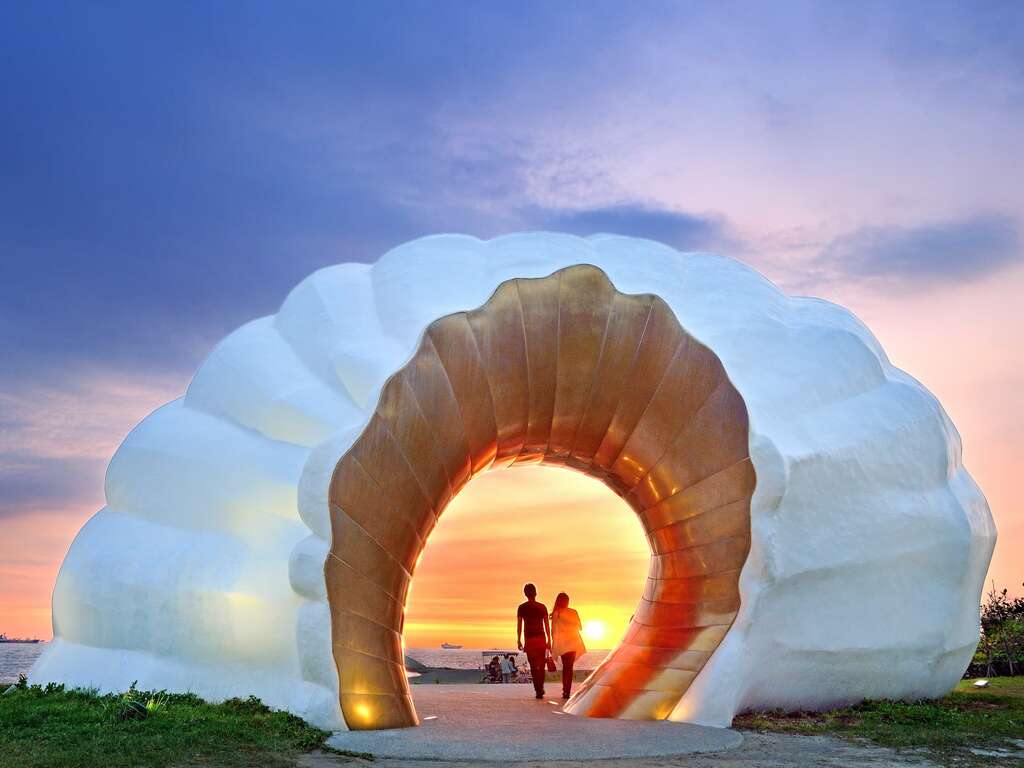 「灣區大港‧旗津領航」工程已正式啟動，預計於 2026 年底完工。屆時將串聯貝殼館、海珍珠、海岸公園、風車公園等熱門景點，形成更流暢的旅遊動線。遊客可選擇步行、騎自行車或搭乘三輪慢車悠遊旗津，享受低碳永續的旅遊方式。此工程以「點、線、面」構築港灣觀光廊帶，全面提升旗津風景區，成為你下一次造訪高雄時不可錯過的亮點景點之一。