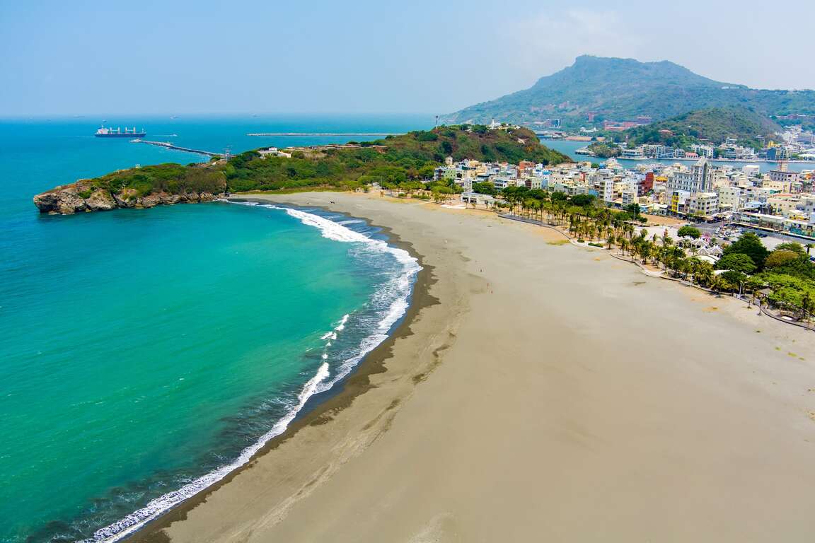 高雄即將迎來全新的濱海亮點！位於旗津的「旗津海水浴場」正進行大規模改造工程，預計於 2026 年底完工，將以全新的低層綠洲建築、完善遊憩設施與串聯旗津重要景點的海岸動線，打造更友善、舒適、兼具自然與建築美學的海濱空間，強化南部最具代表性的海岸景點之一。