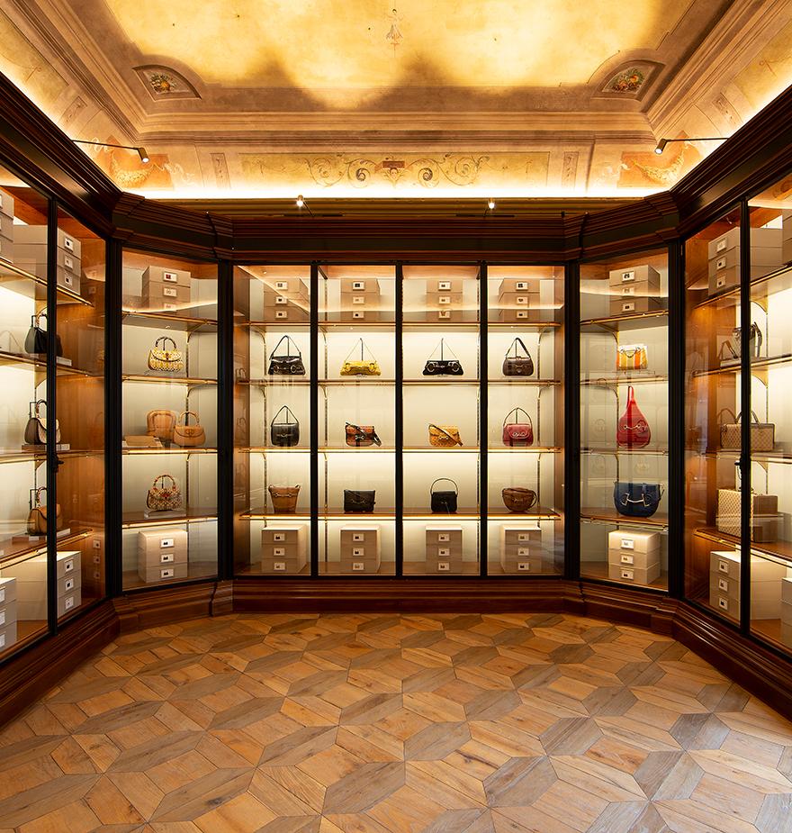 「我們必須保持謙遜。」開雲集團執行長 Luca de Meo 期待在五到十年內，成為奢侈品領域中「無可爭議」的挑戰者。他設定要在 18 個月內讓所有品牌重回成長軌道，同時指出恢復「頂尖的財務表現」將需時三年。未來仍需進一步縮減零售網絡，並在多年調漲價格後重新思考定價與產品組合；此外，開雲的線下零售門市也將進行重整，並重新談判租約。