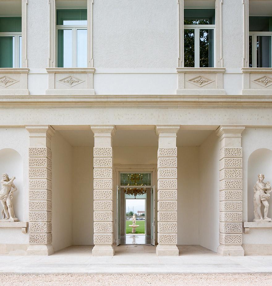 開雲新執行長 Luca de Meo 上任至今，公司股價已上漲 75%，最新市值達到 363 億歐元（約 1.3 兆新台幣）。執行長在股東大會上承諾將迅速做出明確且堅定的選擇，並在年底前展開一系列重大措施。此外，旗下品牌 Gucci 也迎來了全新執行長 Francesca Bellettini（法蘭西絲卡&middot;貝萊蒂尼）。她曾主導 Saint Laurent 成功轉型，是集團內部最具實戰經驗的重要成員。