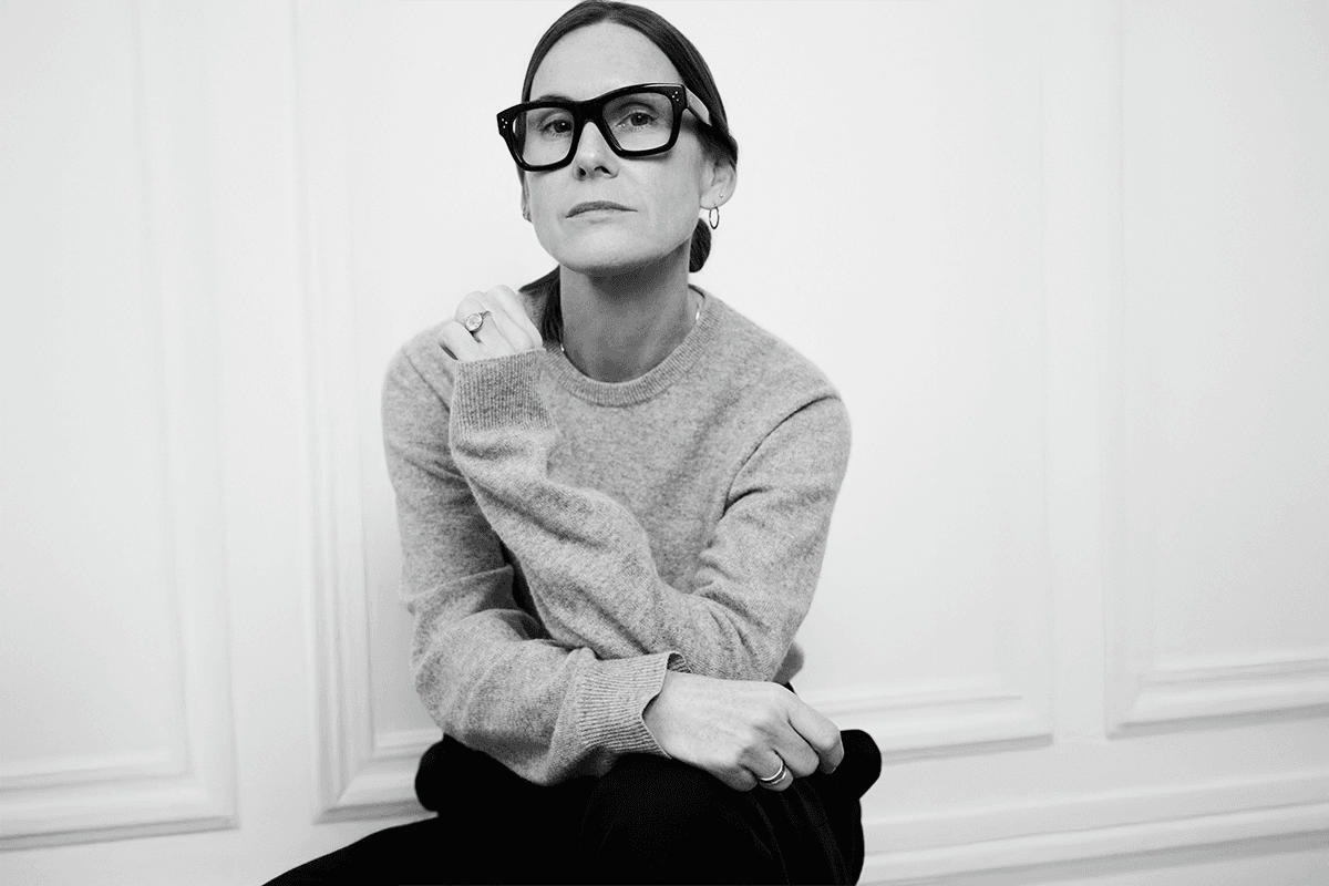 根據《路透社》報導，近日開雲集團執行長 Luca de Meo 提供更完整的振興計畫，以應對愈加艱鉅的全球奢侈品市場。內容指出：開雲集團必須減少對 Gucci 的「過度依賴」。Gucci 始終是集團的營收主力，整體占比逾一半。開雲集團期待重振 Gucci 之餘，同時也將持續發展旗下其他品牌，包括 Saint Laurent、Bottega Veneta、Balenciaga，以降低對單一品牌的依賴。