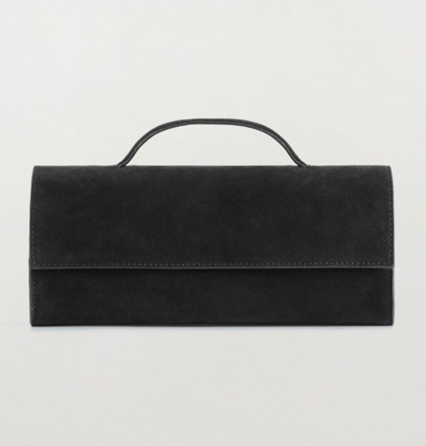黑色長方形皮革手拿包，造型簡約俐落，非常百搭。柔韌皮革手感細膩又耐用，容量剛好可以放下手機、錢包和鑰匙。