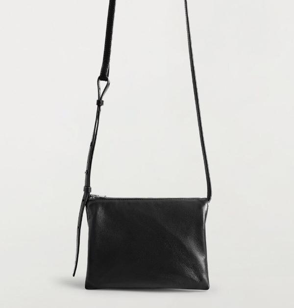 這款黑色折疊包，以COS獨特的簡約美學打造，選用柔軟綿羊揉製皮革，造型利落又帶點隨興感。