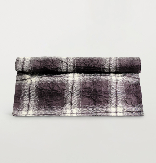 這款設計相當特別的酒紅色格紋手拿大包，用褶皺的立體卷邊和寬大輪廓，帶出秋冬的時尚感。經典格紋設計百搭又耐看，隨手搭配，立刻讓日常造型質感瞬間升級又有特色。