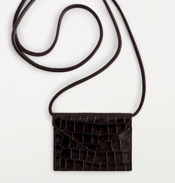 現代人幾乎不再帶一堆零錢出門，只要一卡在手，就能輕鬆搞定日常消費。這款小巧簡約、收納貼心的COS鱷魚壓紋卡片包，不管放在口袋、手袋，或直接當成小包揹，都方便又有型，讓出門更輕鬆自在。